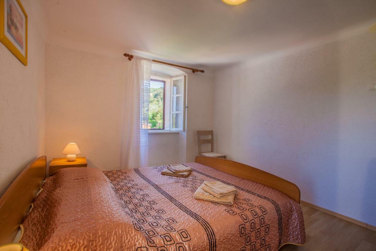 Apartment Surdic Valun Buitenkant foto