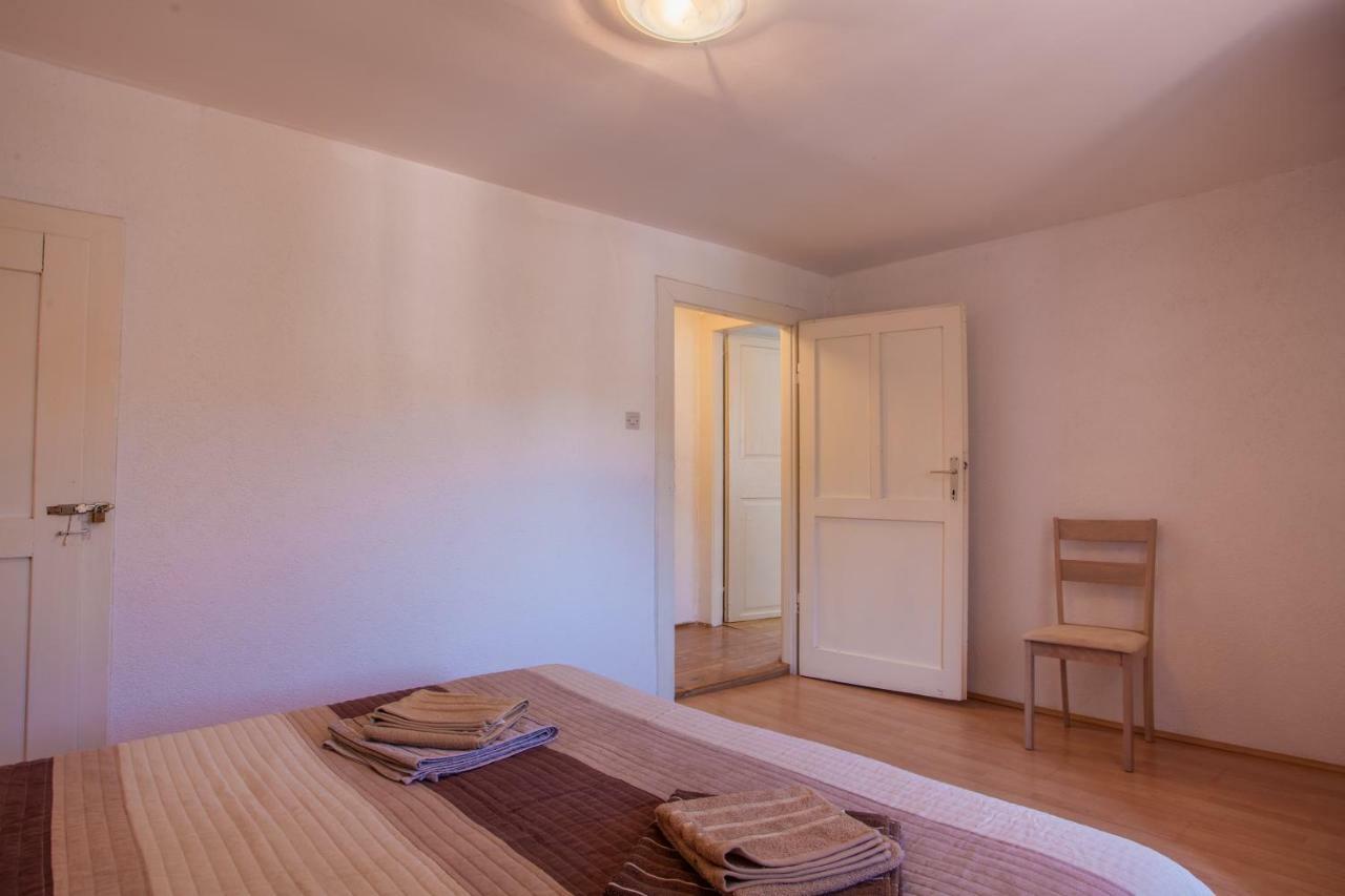 Apartment Surdic Valun Buitenkant foto